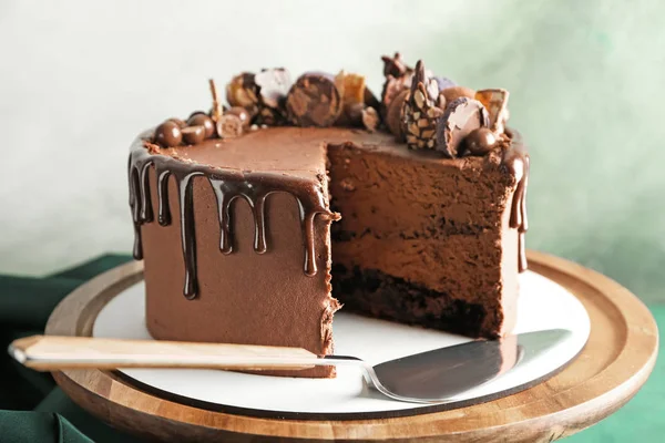 Sabroso pastel de chocolate en la mesa — Foto de Stock