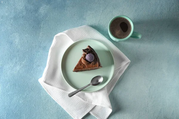 Teller mit Stück leckerem Schokoladenkuchen auf dem Tisch — Stockfoto