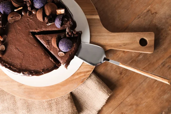 Gâteau au chocolat sur la table — Photo