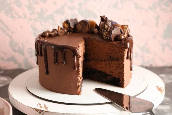 Lezzetli çikolatalı pasta masada. — Stok fotoğraf