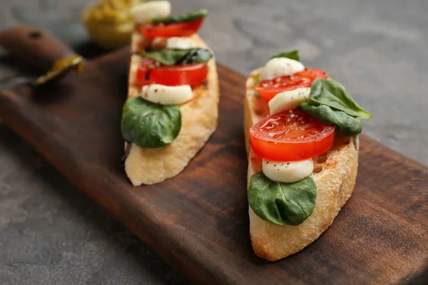 Verse, smakelijke bruschettas op houten bord, close-up — Stockfoto