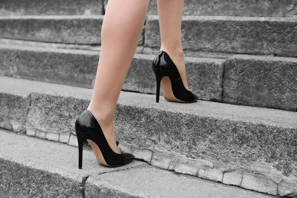 Mujer joven caminando arriba al aire libre. Concepto de crecimiento profesional — Foto de Stock