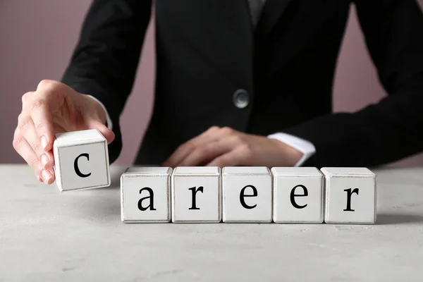 Mujer componiendo palabra CAREER en mesa de luz — Foto de Stock