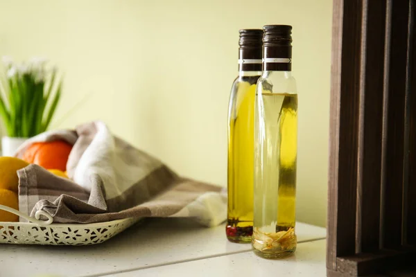 Botellas de aceite en la mesa en la cocina — Foto de Stock