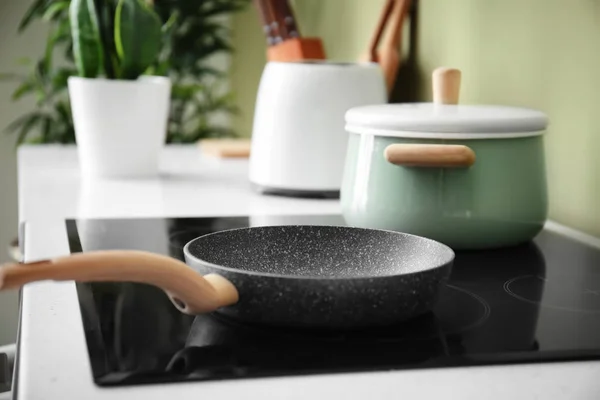 Сучасна електрична плита з посудом — стокове фото