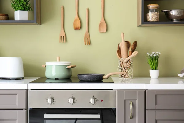 Modern electric stove with kitchenware — Stock Photo, Image