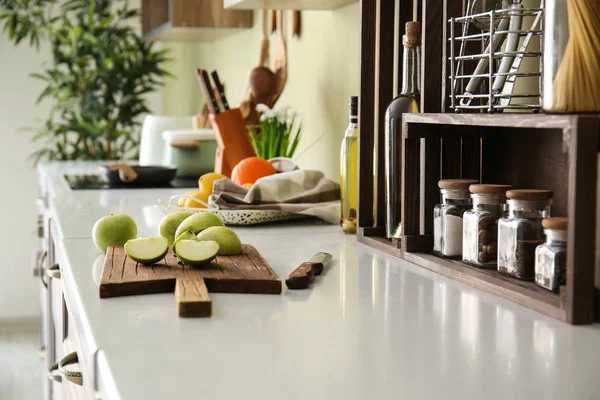 Fresh apple with cutting board on counter in kitchen — Stock Photo, Image
