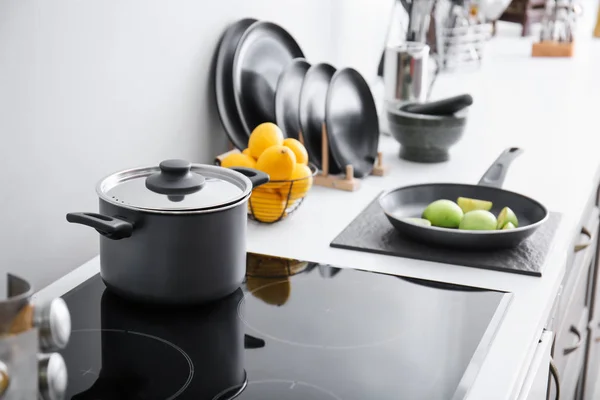Modern electric stove with kitchenware — Stock Photo, Image
