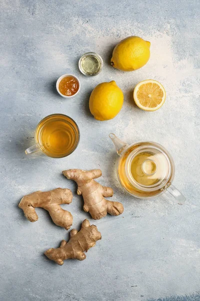 Healthy drink with lemon and ginger on color background — Stock Photo, Image