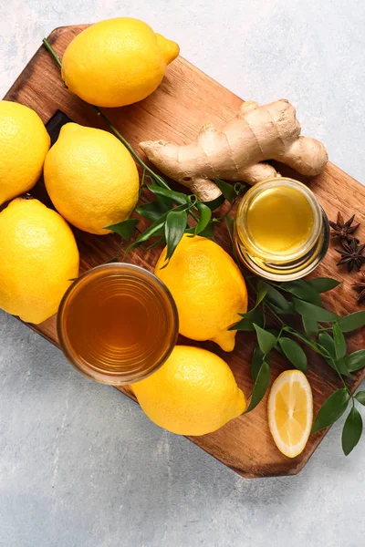 Bebida saludable con limón y jengibre sobre tabla de madera —  Fotos de Stock