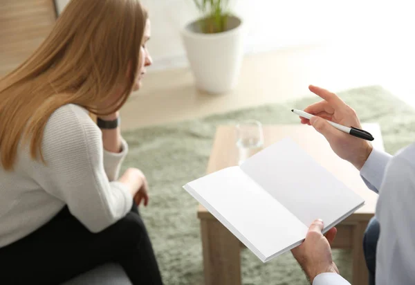 Psychologue masculin travaillant avec le patient au bureau — Photo