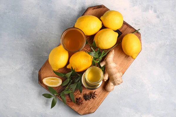 Bebida saludable con limón y jengibre sobre tabla de madera —  Fotos de Stock