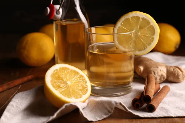 Bebida saludable con limón, jengibre y canela sobre mesa de madera —  Fotos de Stock