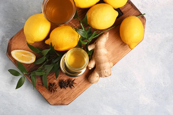 Bebida saludable con limón y jengibre sobre tabla de madera —  Fotos de Stock