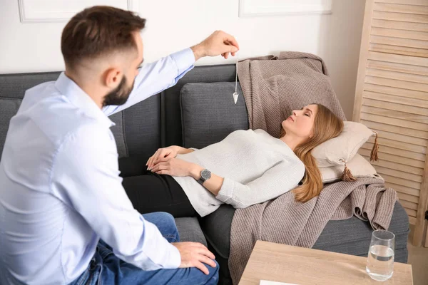 Donna durante la sessione di ipnosi nello studio dello psicologo — Foto Stock