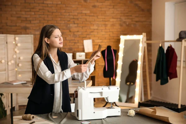 Prachtige vrouwelijke ondernemer werken in atelier — Stockfoto