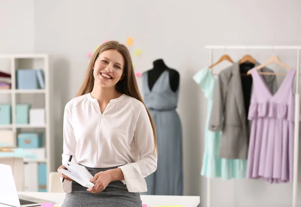 Retrato de hermosa propietaria de un negocio femenino en taller — Foto de Stock