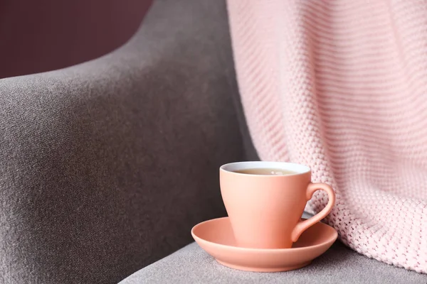 Xícara de chá quente na poltrona — Fotografia de Stock