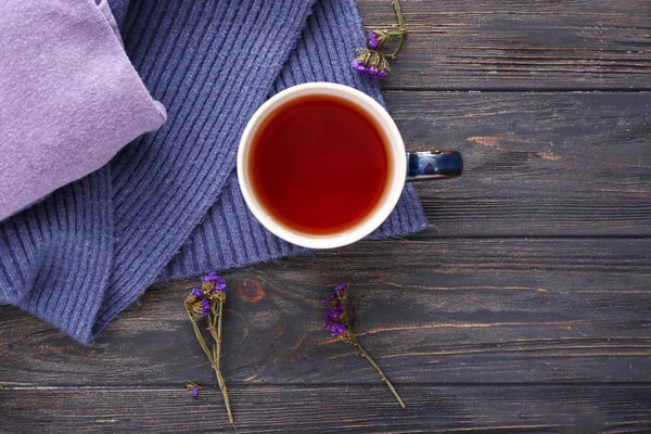 Kopp varm te och pläd på trä bakgrund — Stockfoto