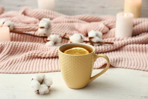 Cup of hot tea on table — Stock Photo, Image