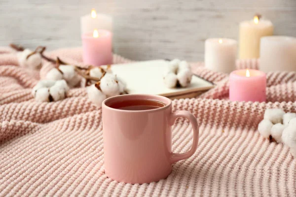 Xícara de chá quente na mesa — Fotografia de Stock