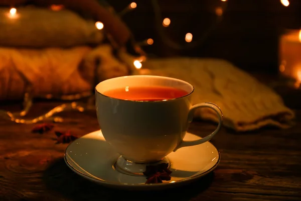 Filiżanka gorącej herbaty na drewnianym stole — Zdjęcie stockowe