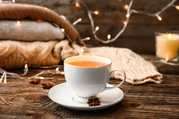 Egy csésze forró tea a fa asztalon — Stock Fotó
