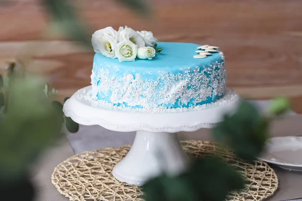 Schöner Kuchen auf dem Tisch — Stockfoto