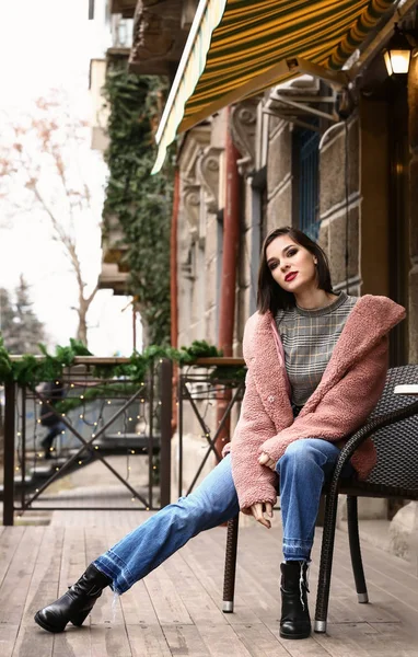 Sokak kafede moda genç kadın portresi