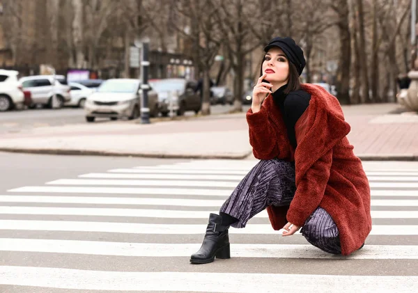 Porträt einer modischen jungen Frau auf dem Laufsteg — Stockfoto