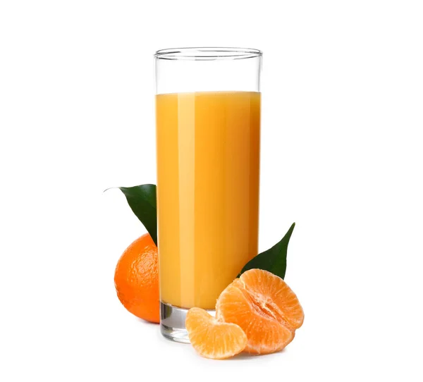 Copo de suco de tangerina saboroso no fundo branco — Fotografia de Stock