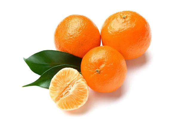 Leckere Mandarinen auf weißem Hintergrund — Stockfoto