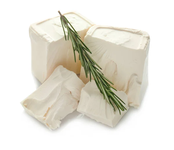 Chutný sýr feta na bílém pozadí — Stock fotografie
