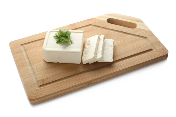 Tabuleiro com queijo feta saboroso no fundo branco — Fotografia de Stock
