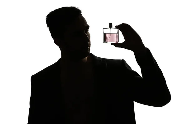 Silueta de hombre guapo con botella de perfume sobre fondo blanco — Foto de Stock