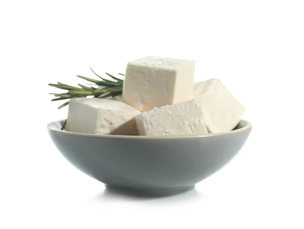 Miska z serem feta smaczne na białym tle — Zdjęcie stockowe