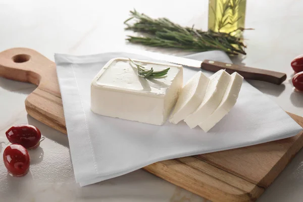 Tabuleiro com queijo feta cortado na mesa — Fotografia de Stock