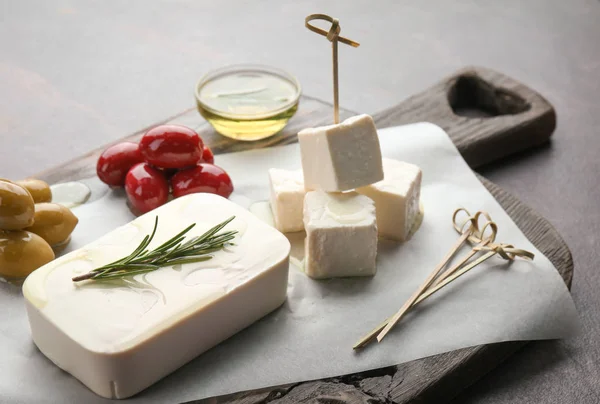 Queijo feta saboroso com azeitonas e óleo na mesa — Fotografia de Stock