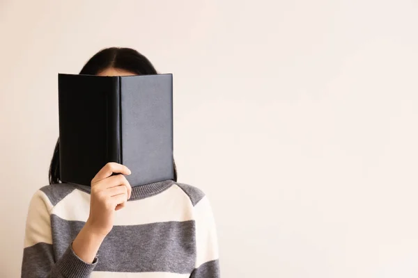 Donna con libro su sfondo chiaro — Foto Stock