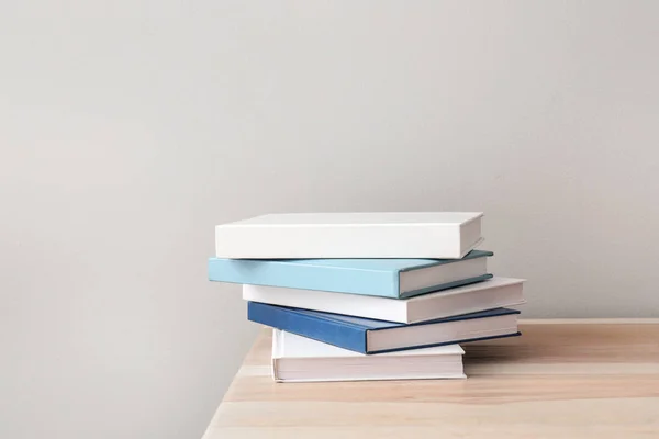 Viele Bücher auf dem Tisch vor hellem Hintergrund — Stockfoto