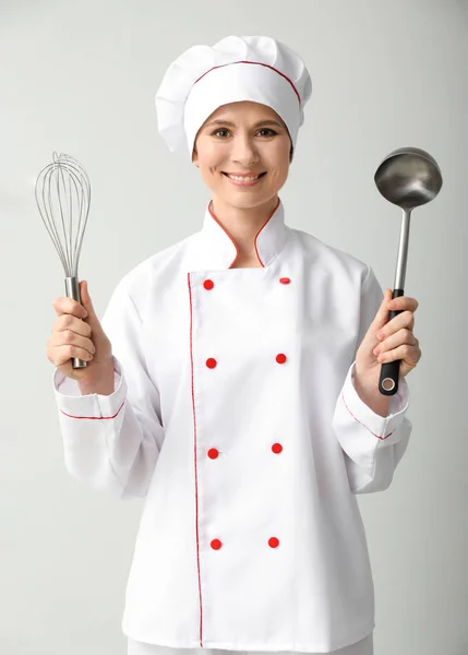 Hermosa chef femenina sobre fondo claro — Foto de Stock