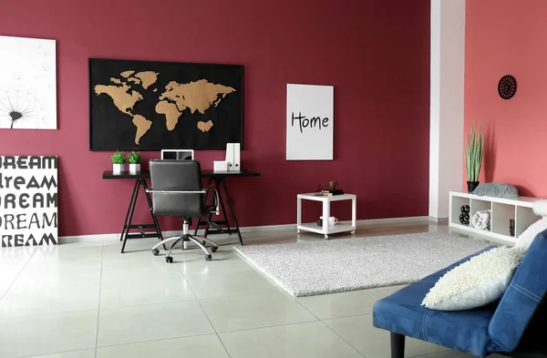 Interior da sala moderna com imagem do mapa do mundo na parede — Fotografia de Stock