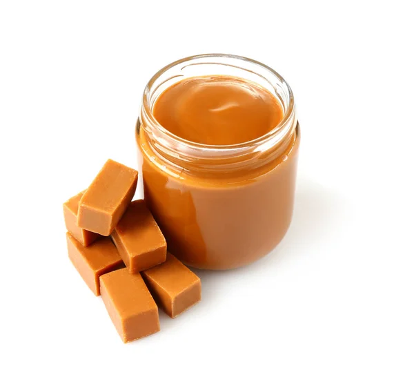 Jar édes folyékony karamell, fehér háttér — Stock Fotó