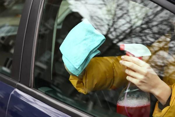 Woman cleaning car window, view from outside — Stock Photo, Image