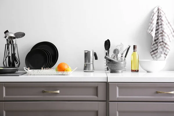 Utensílios com produtos no balcão na cozinha — Fotografia de Stock