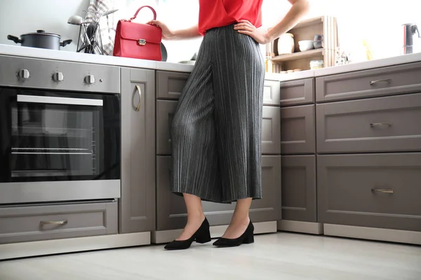 Stijlvolle jonge vrouw in moderne keuken — Stockfoto