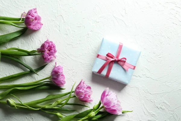 Dárková krabice s krásnými tulipány na bílém pozadí — Stock fotografie