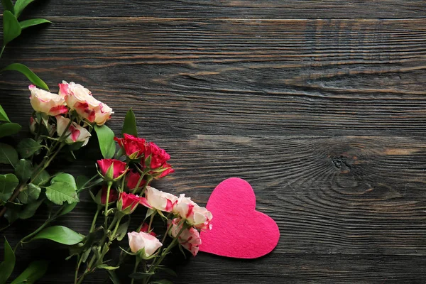 Belle rose con cuore su sfondo di legno — Foto Stock