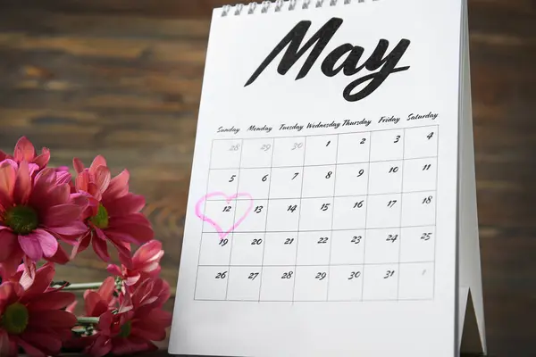 Календарь с напоминанием о Дне матери на столе — стоковое фото
