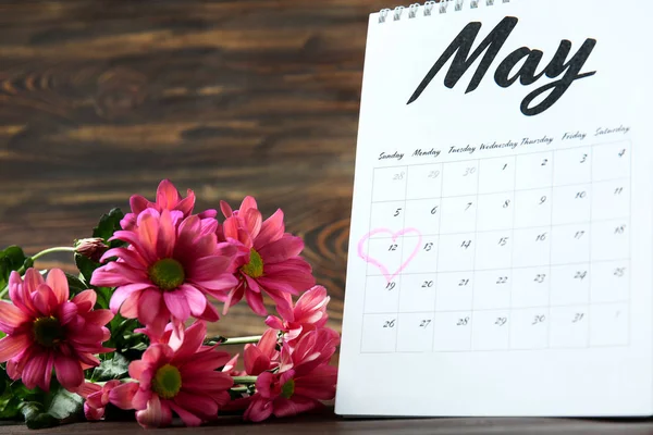 在桌子上提醒母亲节的日历 — 图库照片